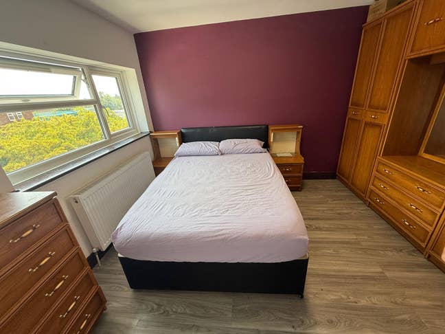 Spacious double bedroom  Main Photo