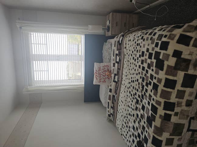 Neat room Avail Main Photo
