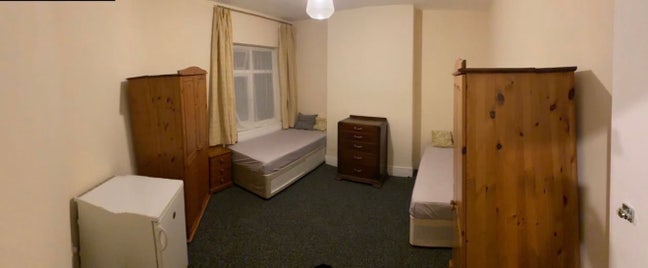 Double room available in Gants Hill Main Photo