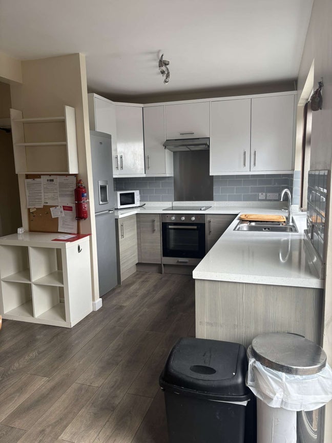 Large Double Bedroom available Main Photo