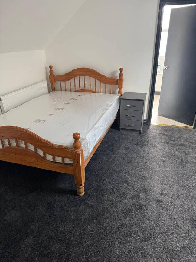 En-Suit room is available for rent in - LS3 1LD Main Photo