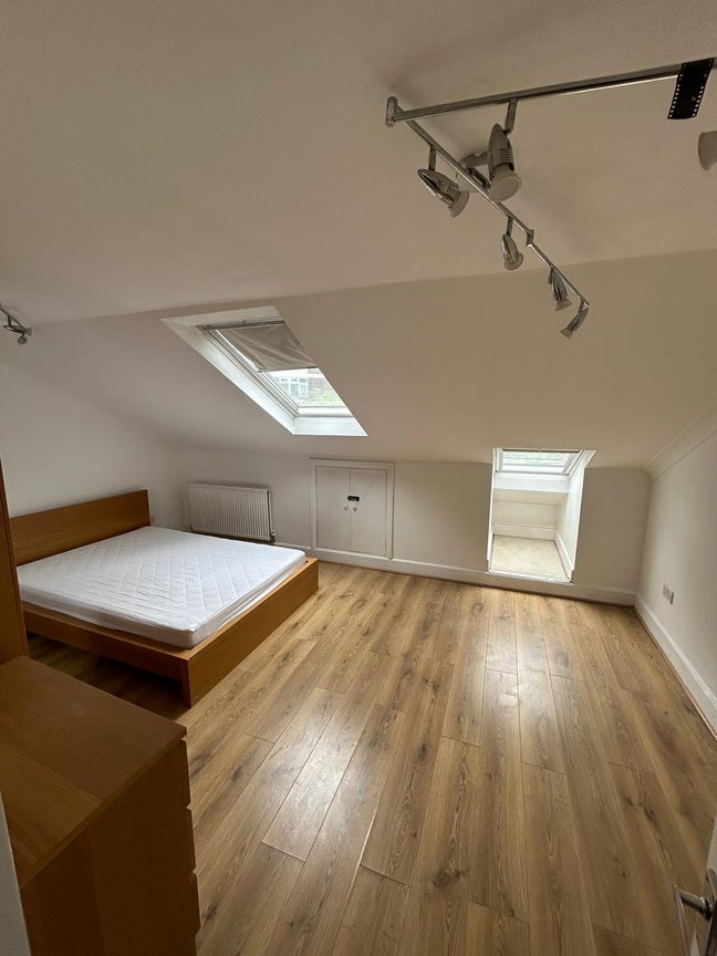 Looking for someone who takes over my room Main Photo