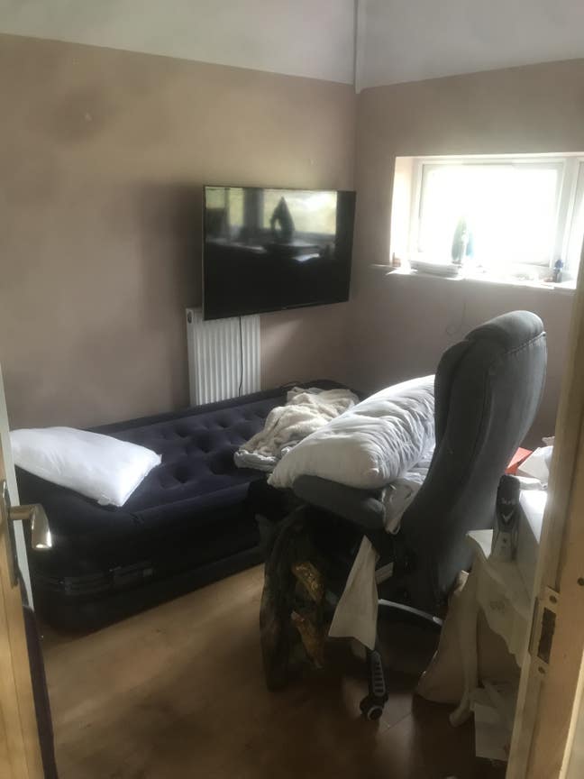Lovely small family room  Main Photo