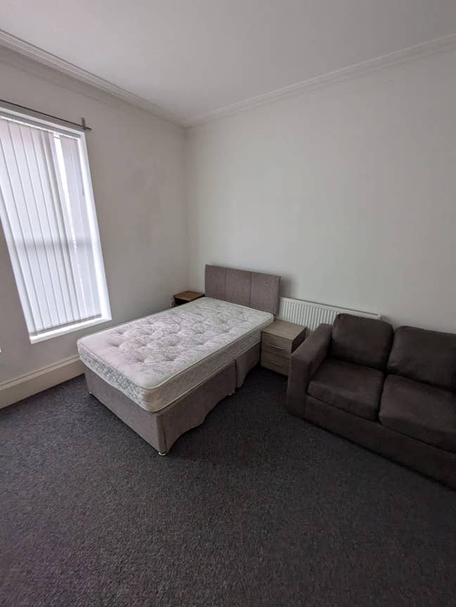 1 Large En Suite Double Room Available in L9! Main Photo