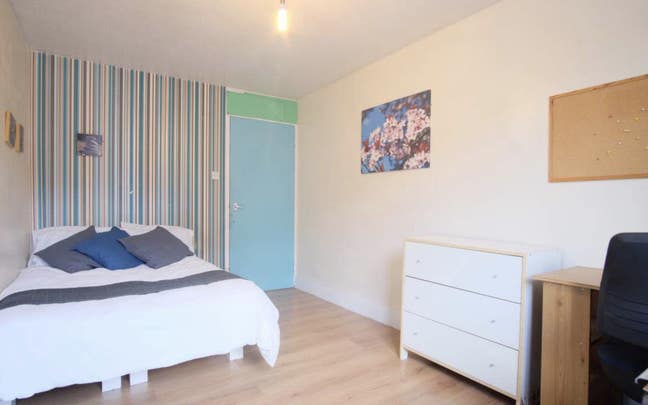 Fabulous Room - Close to Tube & Stores! Main Photo