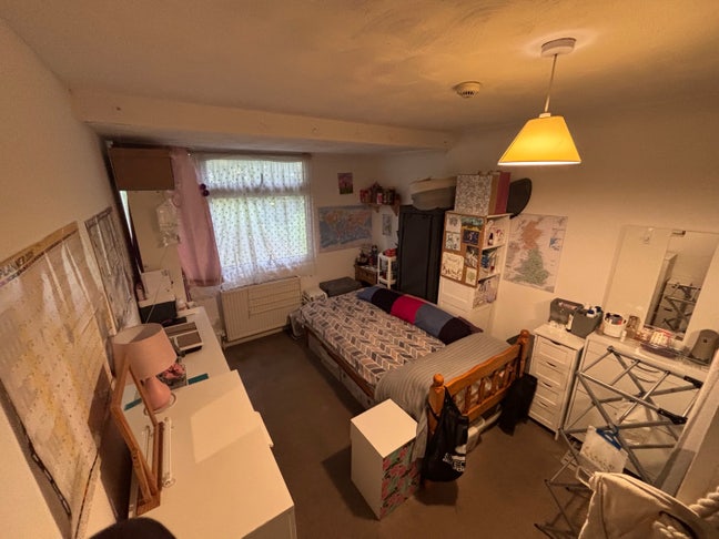 Double Room in Clean Quiet House Main Photo