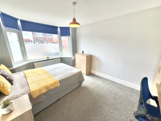 Large ensuie bedroom available Lilac Grove Beeston Main Photo