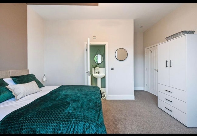 Spacious En-suite double room in Cardiff Main Photo