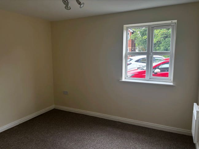Double room with single bed in a 2 bed apartment  Main Photo