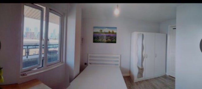 Top floor en-suite room , 5mins to Canary Wharf  Main Photo