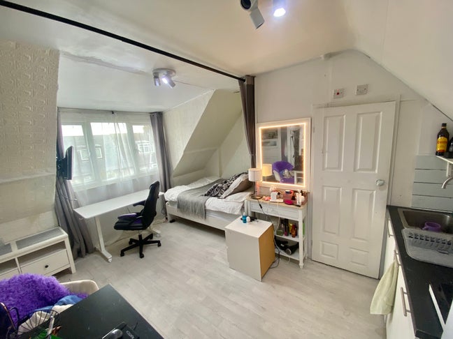 En-Suite Top Floor  Double Room in Tooting Bec Main Photo