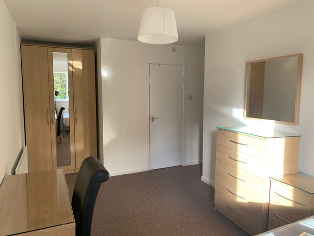 Large double with ensuite in a refurbished house Main Photo