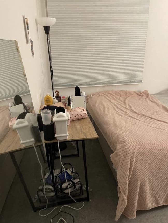 Full furnished room in White City  Main Photo
