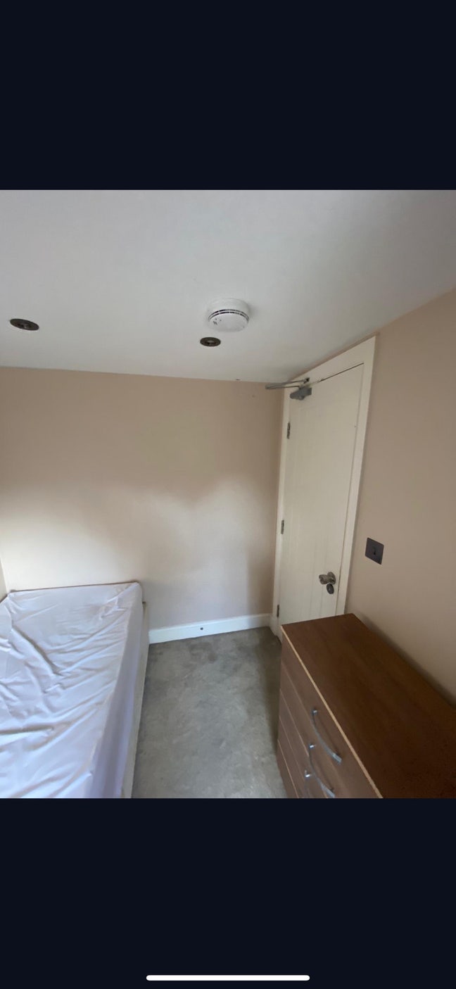 Room available in large house in Newbury Park Main Photo
