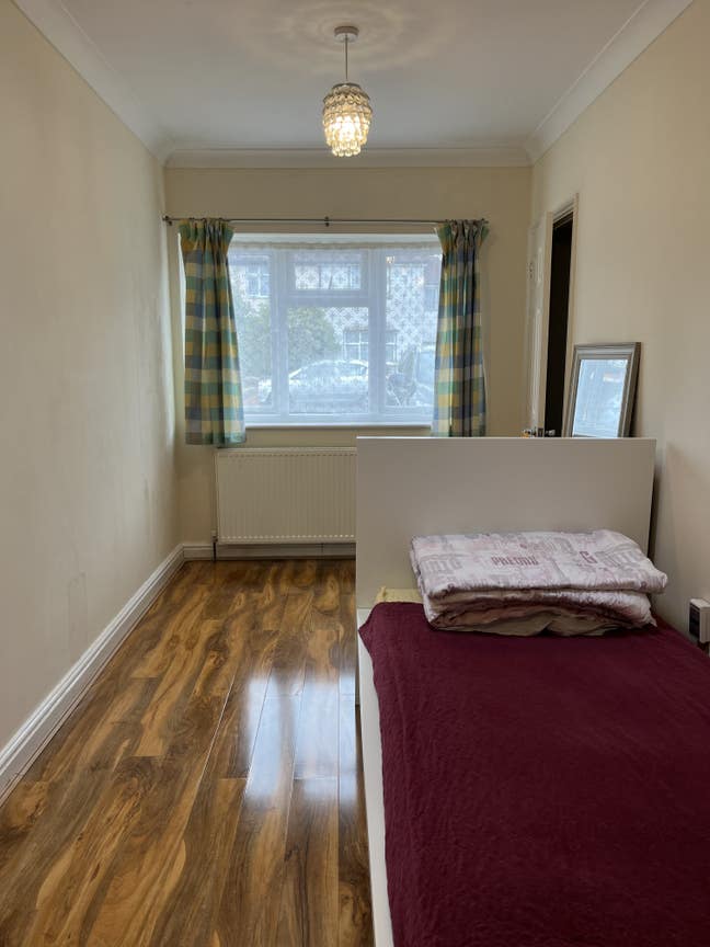 Self Contained Spacious En-Suite Room in a House Main Photo