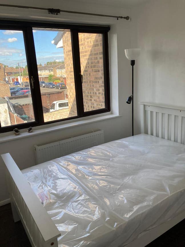 Double and Single Room is available.  Main Photo