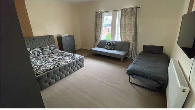 Last Rooms left in Large 3-Bed House Main Photo