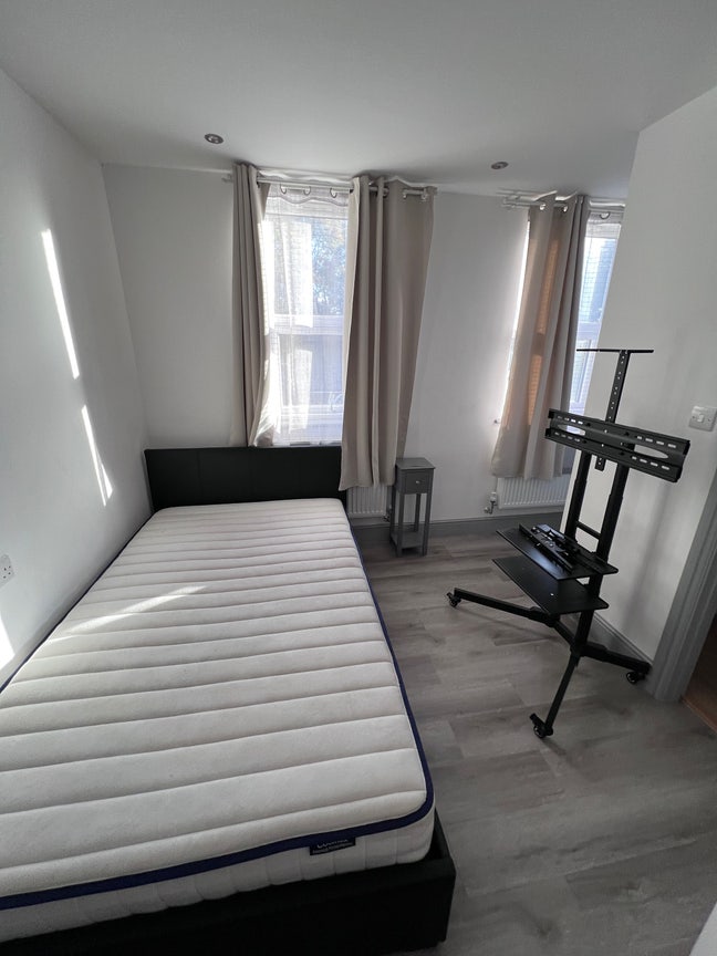 🏡 En-Suite Room to Rent –Bills included-Wallington Main Photo