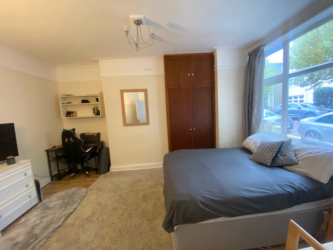 Large double bedroom - Wimbledon - £825 per month Main Photo