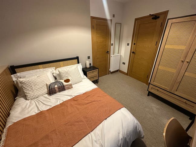 Luxury En-Suite for Couples! No Deposit Option Main Photo