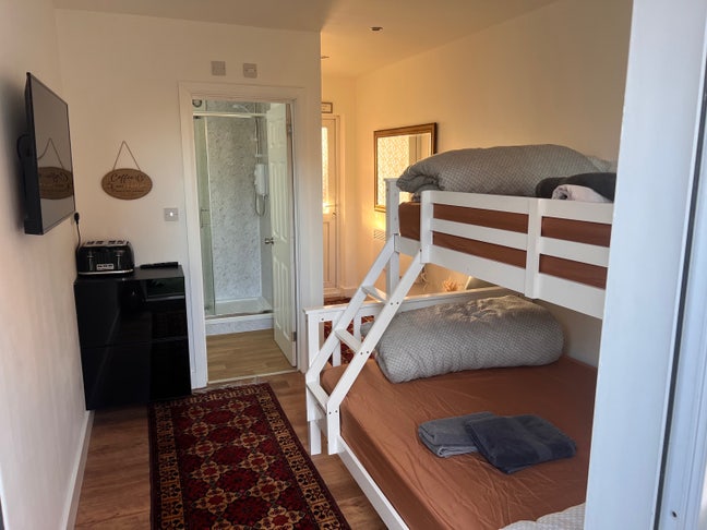 1 bedroom no kitchen with shower  Main Photo