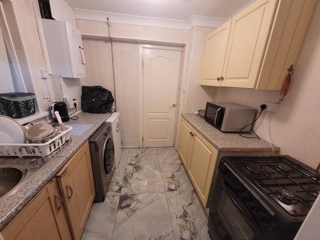 Ensuteroom with  kitchen bills included  Main Photo