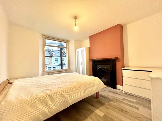 Room in brilliant location Main Photo