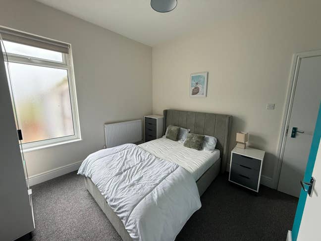 Modern Ensuite Rooms with Home Office Space Main Photo