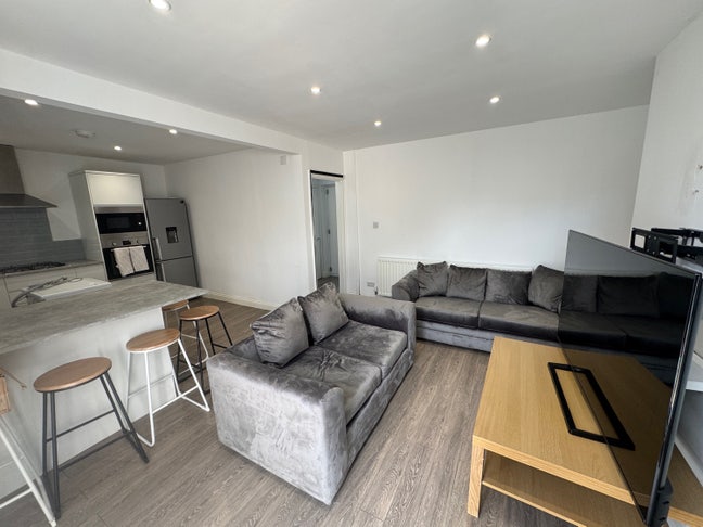 4 Bedroom Professional House Share - All Bills Inc Main Photo