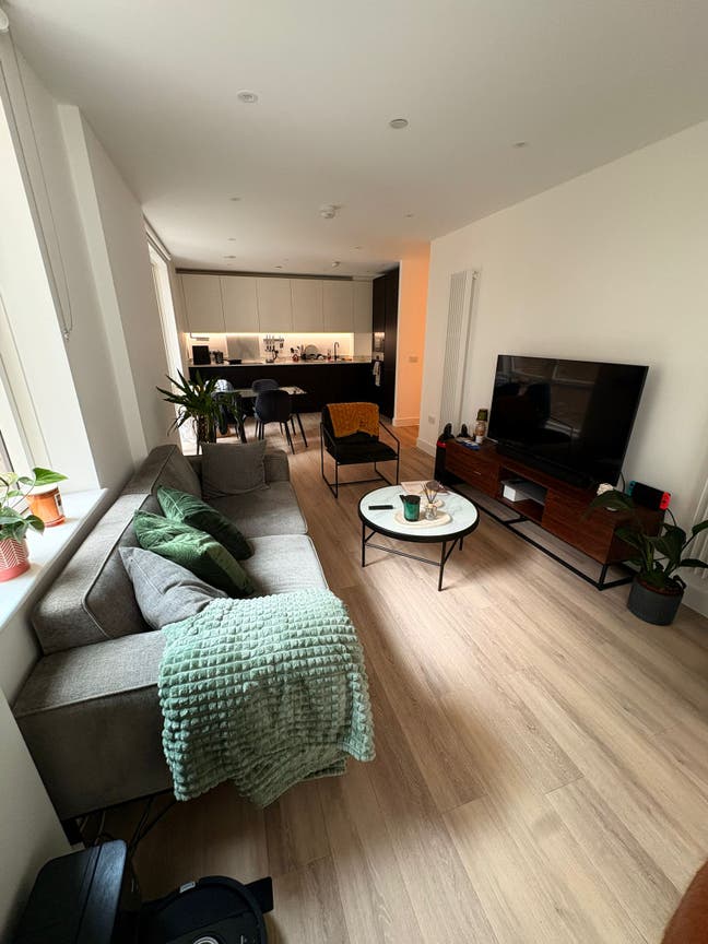 Double Room in New Build (next to Elizabeth Line) Main Photo