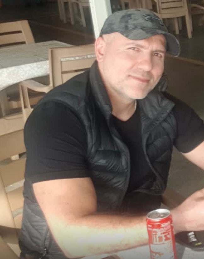 Self-employed professional seeking a clean, quiet  Main Photo