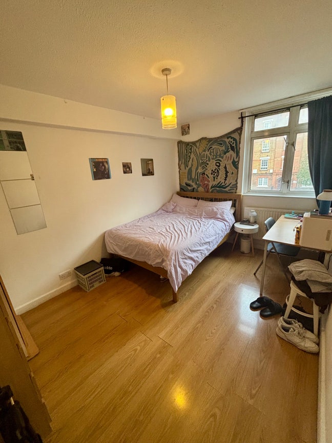 Spacious and bright double 2 mins from Shadwell Main Photo