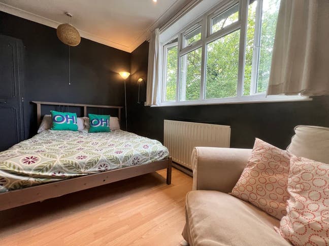 Bright Large Double Room  Main Photo