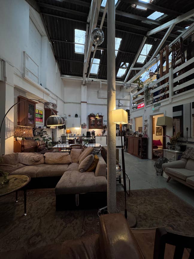 Double room in large shared warehouse  Main Photo