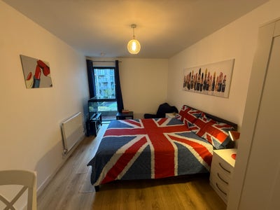 Modern Double Room with private En-suite Main Photo