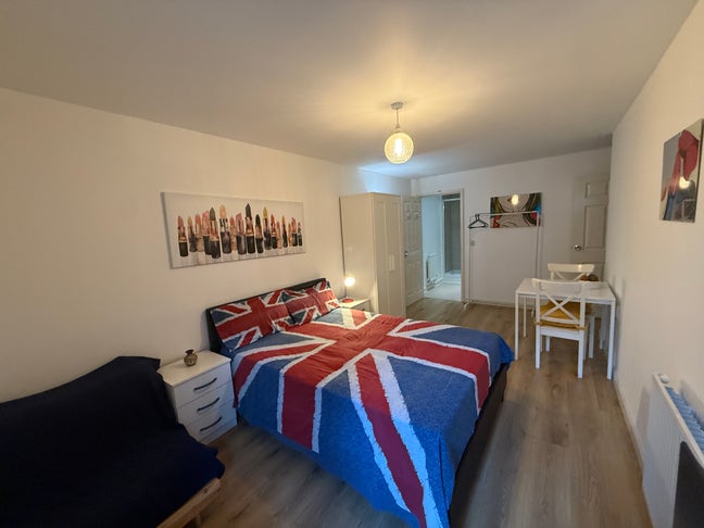 Modern Double Room with private En-suite Main Photo