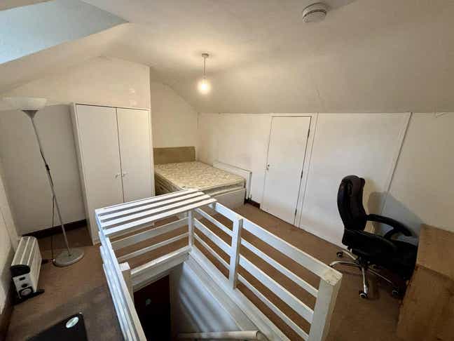 Double room available close to city  Main Photo