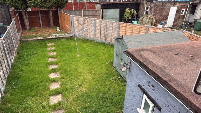 1 room to rent in a 3 bedroom house  Main Photo