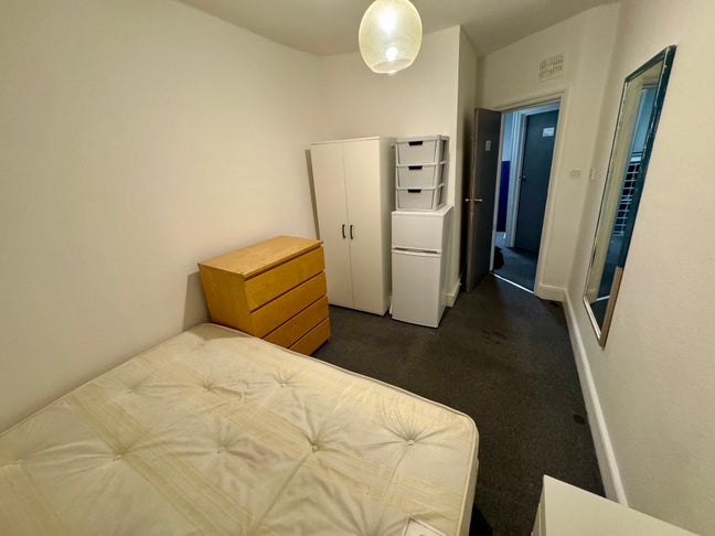 Single Room w/ Double Bed – NW2 Main Photo