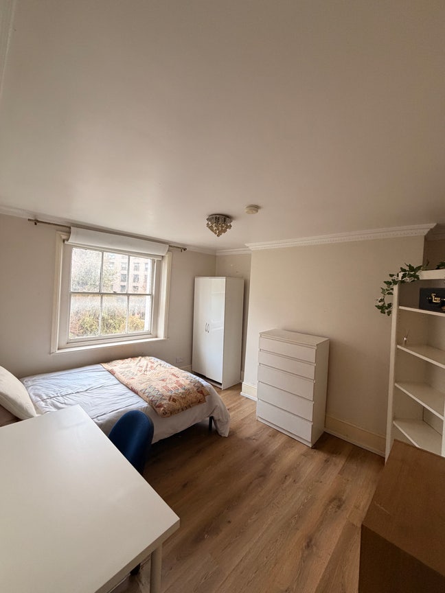 Spacious Double Room with Private Bathroom Main Photo