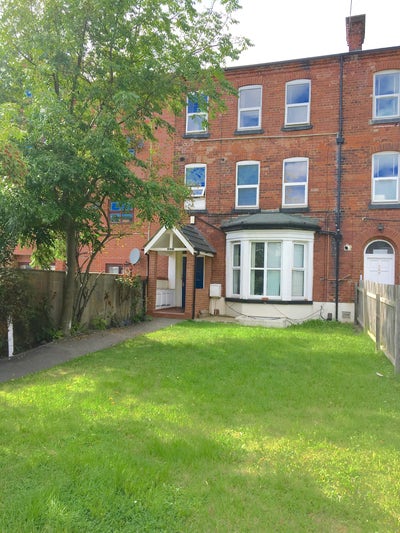 Fully Furnished Single Room Available in Hyde Park Main Photo