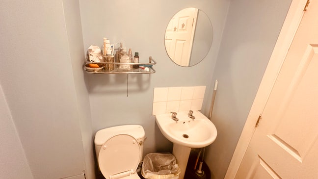 A room in a 2bedroom house Main Photo