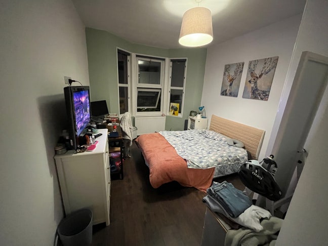1 Double Room Available Main Photo