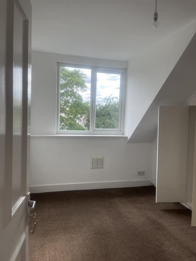 Double room in cosy 2 bed flat Main Photo