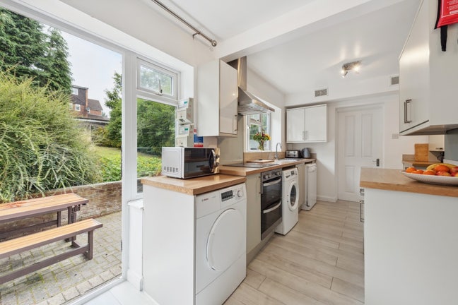 💸Modern Professional House share 🤝  Main Photo