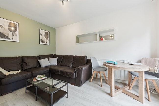 💸Modern Professional House share 🤝  Main Photo