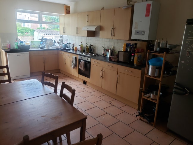 Double room available in 6-bed share in Southville Main Photo