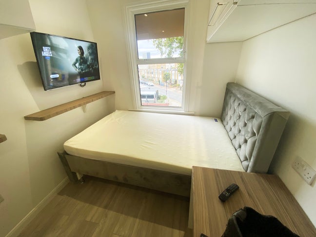 Large 2 Bedroom Flat, in Canning Town Main Photo