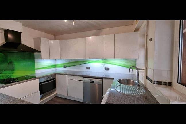 The room is very spacious with lots of storage and Main Photo