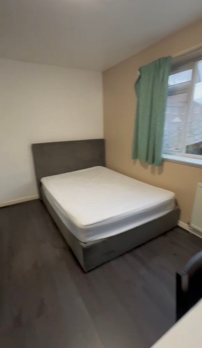Biggest and Spacious Room in 3BHK House – B7 4ER   Main Photo